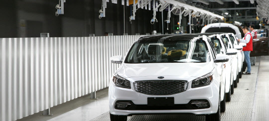 판매 급감으로 구조조정을 추진 중인 기아자동차의 '중국 1호 공장'이 이달 말 문을 닫는다. 사진은 기아차 중국 공장 라인.  기아자동차 제공